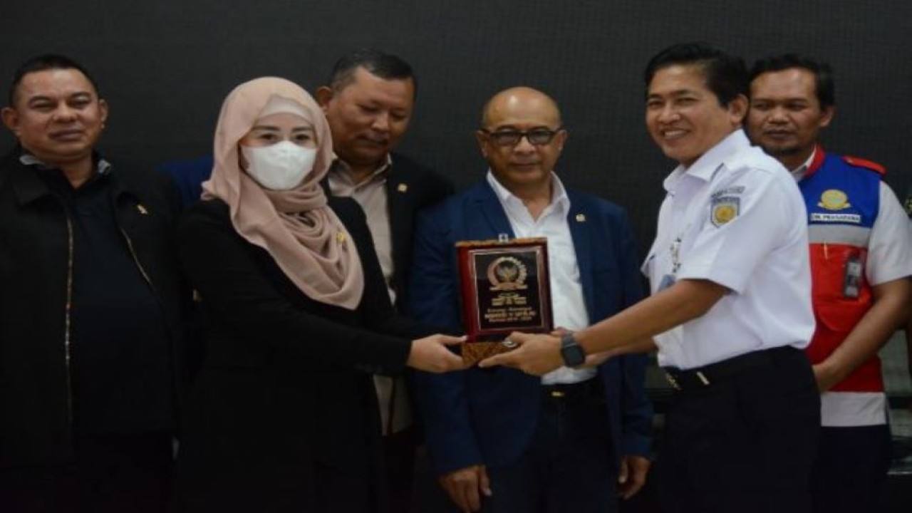 Anggota Komisi V DPR RI Iis Rosyita Dewi saat bertukar cenderamata usai pertemuan kunjungan kerja spesifik yang diadakan di Stasiun Kereta Api Bandung, Kamis (9/2/2023). (Bunga/nr)