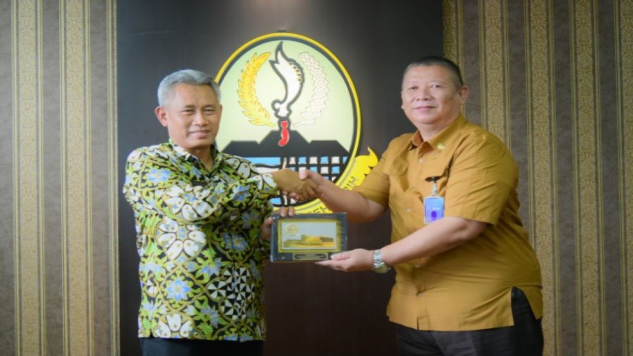 Kepala Biro Pemberitaan Parlemen Indra Pahlevi saat bertukar cenderamata usai memimpin kunjungan diseminasi informasi ke Sekretariat DPRD Provinsi Jawa Barat, Selasa (14/2/2023). (Riska/nr)