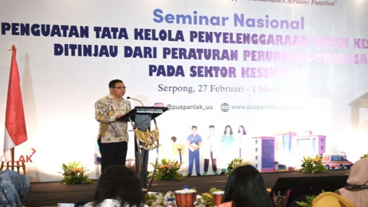 Kepala Badan Keahlian (BK) Sekretariat Jenderal DPR RI, Inosentius Samsul dalam Seminar Nasional Penguatan Tata Kelola Penyelenggaraan Sistem Kesehatan Ditinjau Dari Peraturan Perundang-Undangan pada Sektor Kesehatan, di Serpong, Tangerang Selatan, Banten, Senin (27/2/2023). (Prima/Man)