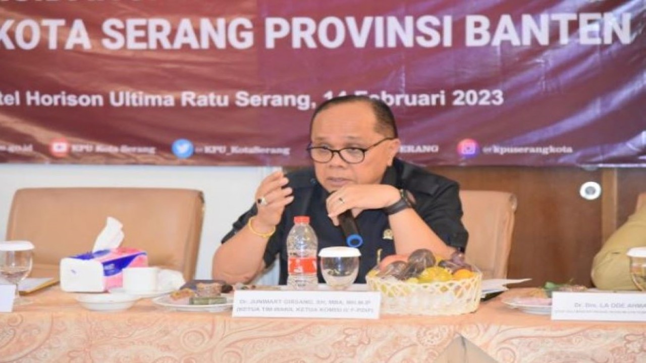 Wakil Ketua Komisi II DPR RI Junimart Girsang saat memimpin pertemuan dengan para penyelenggara pemilu serentak 2024, yang juga dihadiri oleh Wali Kota Serang M. Syafrudin beserta jajaran di Kota Serang, Selasa (14/2/2023). (Nadia/Man)