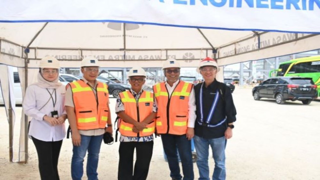 Anggota Komisi VI DPR RI Khilmi dalam foto bersama di sela-sela meninjau pembangunan Manyar Smelter Freeport, di Gresik, Jawa Timur, Jumat (24/2/2023). (Bianca/nr)