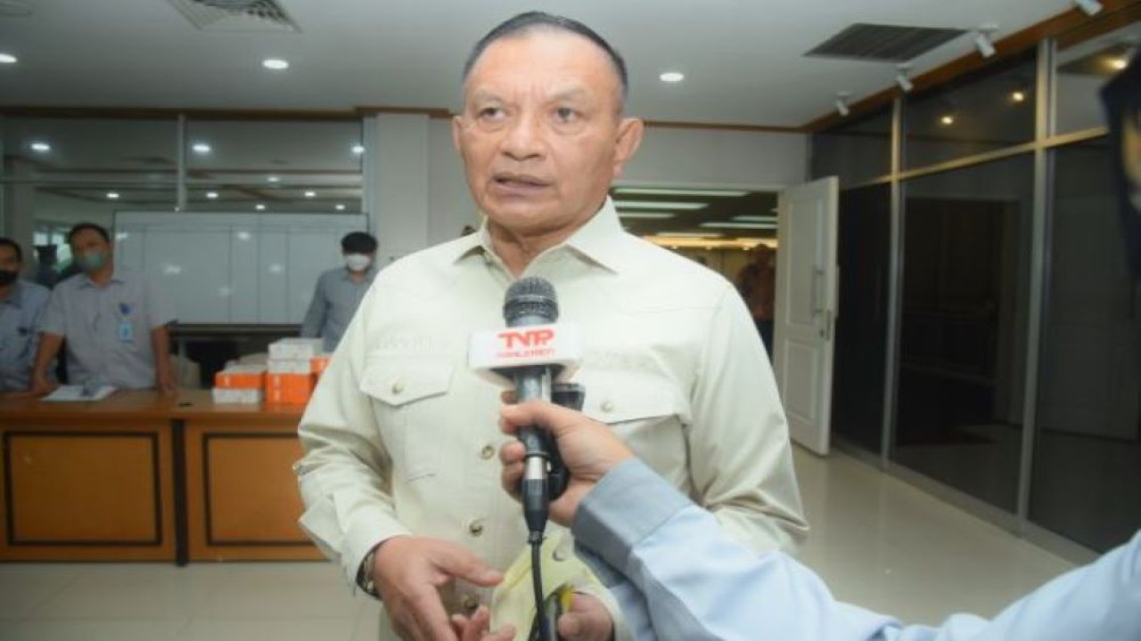 Wakil Ketua DPR RI Lodewijk F Paulus saat diwawancarai usai memimpin rapat konsultasi secara tertutup, di Gedung Nusantara III, DPR RI, Senayan, Jakarta, Kamis (9/2/2023). (Runi/nr)