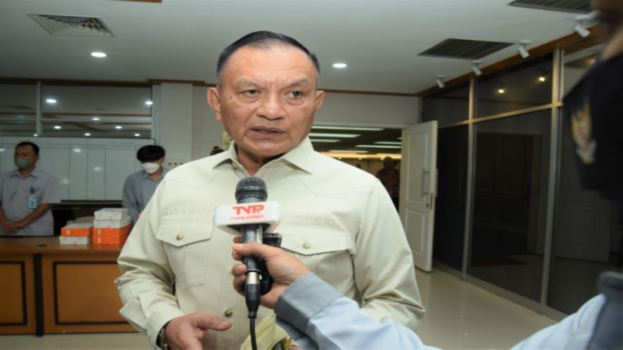 Wakil Ketua DPR RI Lodewijk Freidrich Paulus usai memimpin rapat konsultasi dengan pemerintah di Nusantara II, DPR RI, Senayan, Jakarta, Kamis (9/2/2023). (Runi/Man)