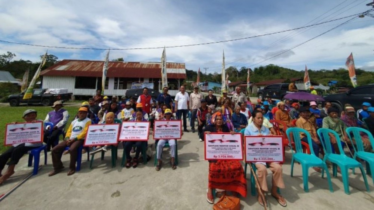 Anggota Komisi VIII DPR RI Matindas J. Rumambi dalam foto bersama usai menyerahkan bantuan atensi di Desa Rompo, Kecamatan Lore Tengah, Kabupaten Poso. (Ist/nr)