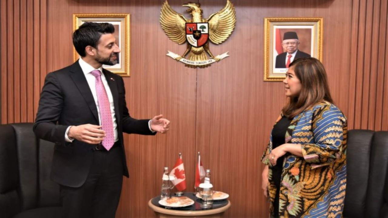 Ketua Komisi I DPR RI Meutya Hafid saat menerima kunjungan kehormatan Anggota Parlemen Kanada/Sekretaris Menteri Luar Negeri Kanada, Maninder Sidhu, di Ruang Tamu VIP Komisi I DPR RI, Senayan, Jakarta, Jumat (24/2/2023). (Oji/Man)