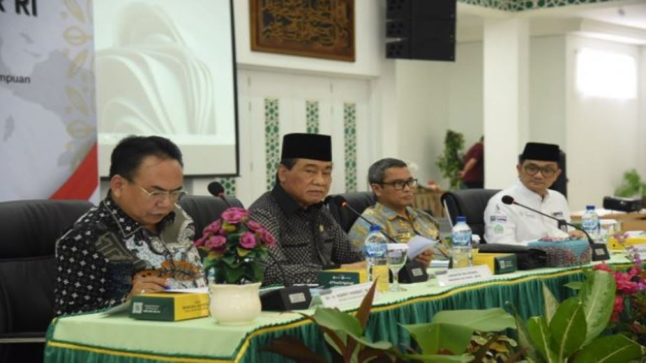 Wakil Ketua Komisi VIII DPR RI Moekhlas Sidik saat memimpin pertemuan dengan Sekjen Kemensos, Kepala Badan BPKH, serta Asisten Administrasi umum Provinsi Kaltim beserta jajaran, Jumat (17/2/2023). (Arief/nr)