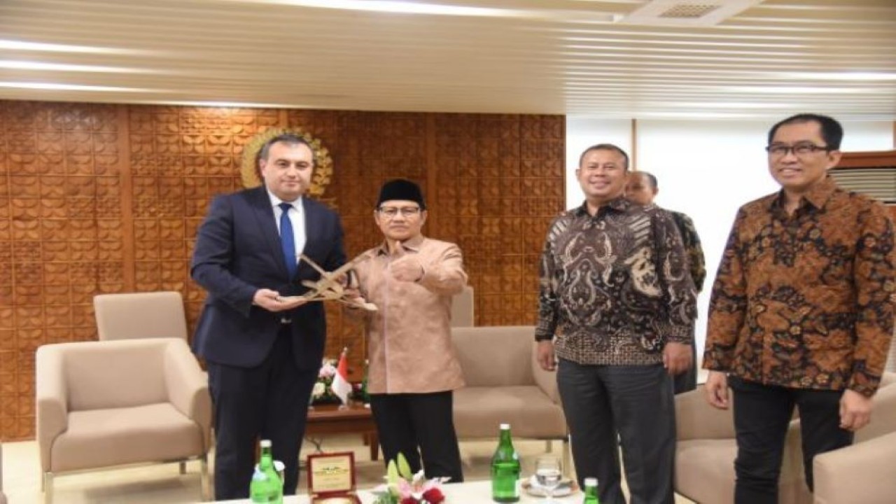 Wakil Ketua DPR RI Muhaimin Iskandar saat bertukar cenderamata usai menerima kunjungan Head of Department of The General Directorate of Tourism and Cultural Heritage of Samarkand Region, Mr. Mahmud Ahmedov. (Dep/nr)