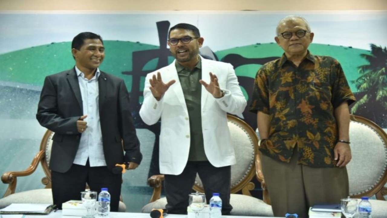 Anggota Komisi III DPR RI Nasir Djamil berbincang sebelum diskusi Forum Legislasi dengan tema, 'Urgensi RUU Perampasan Aset Terkait Tindak Pidana' di ruang Media Center, Nusantara III, Senayan, Jakarta, Selasa, (28/2/2023). (Oji/Man)