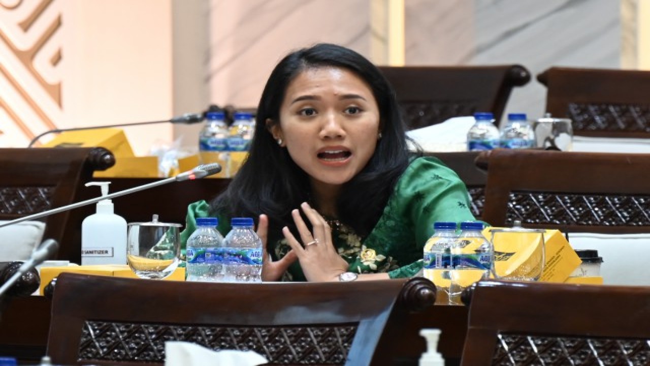 Anggota Komisi XI DPR RI Puteri Komarudin saat mengikuti Rapat Dengan Pendapat Komisi XI DPR RI dengan Direktorat Jenderal Anggaran (DJA) Kementerian Keuangan, Kamis (16/2/2023). Foto: Mentari/nr