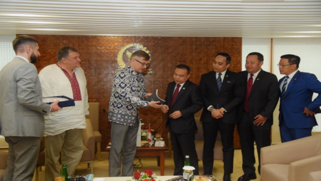 Wakil Ketua BKSAP DPR RI Putu Supadma Rudana menerima kunjungan Kelompok Masyarakat Sipil Ukraina di Gedung DPR RI, Senayan, Jakarta, Kamis (9/2/2023). Kedatangan delegasi bersama Duta Besar Ukraina untuk RI Vasyl Hamianin juga disambut Pimpinan DPR RI Sufmi Dasco Ahmad didampingi Anggota DPR RI Mohamad Hekal dan Sugiono. (Runi/Man)