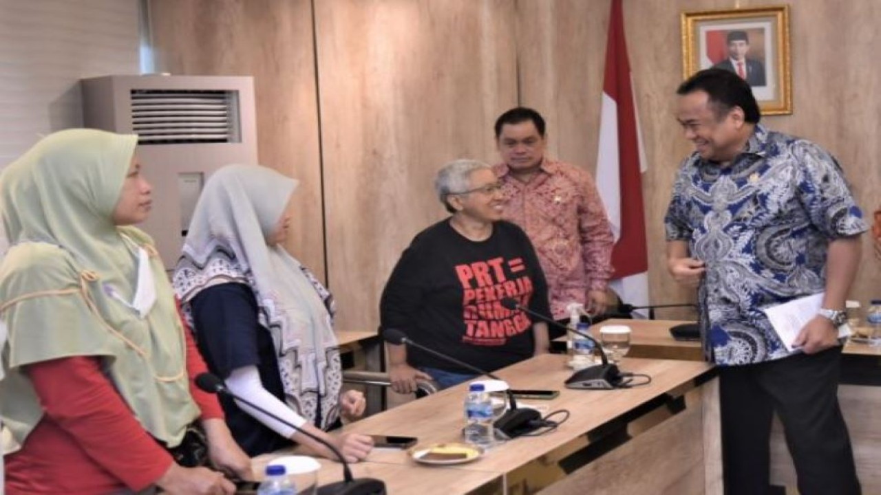 Wakil Ketua DPR RI Bidang Korinbang Rachmat Gobel menerima Koalisi Masyarakat Sipil serta Jaringan Advokasi Nasional yang mendesak pengesahan Rancangan Undang-Undang Perlindungan Pekerja Rumah Tangga (RUU PRT) di Ruang Pimpinan Gedung Nusantara III, Senayan, Jakarta, Rabu (15/2/2023). (Azka/Man)