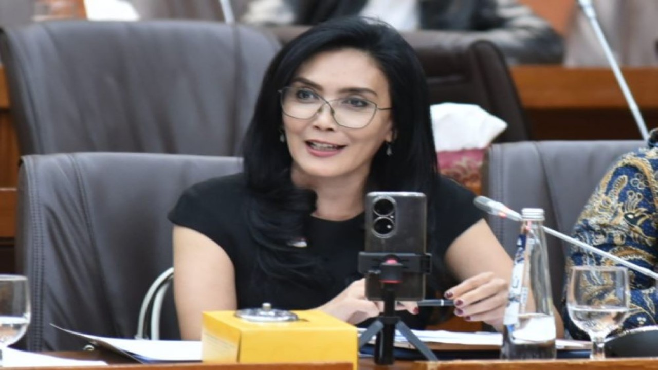 Anggota Komisi VI DPR RI Rieke Diah Pitaloka saat mengikuti Rapat Kerja dengan Kementerian BUMN, di Gedung Nusantara I, Senayan, Jakarta, Senin (13/2/2023). (Oji/nr)