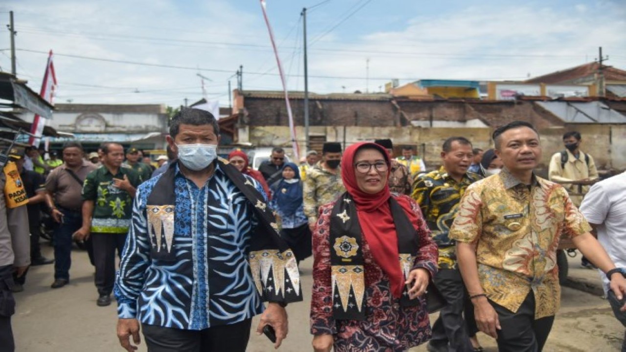 Wakil Ketua Komisi V DPR RI Roberth Rouw (kiri) dan Tim Kunspek Komisi V DPR RI saat meninjau infrastruktur di Jatim. (Zulfikar/nr)