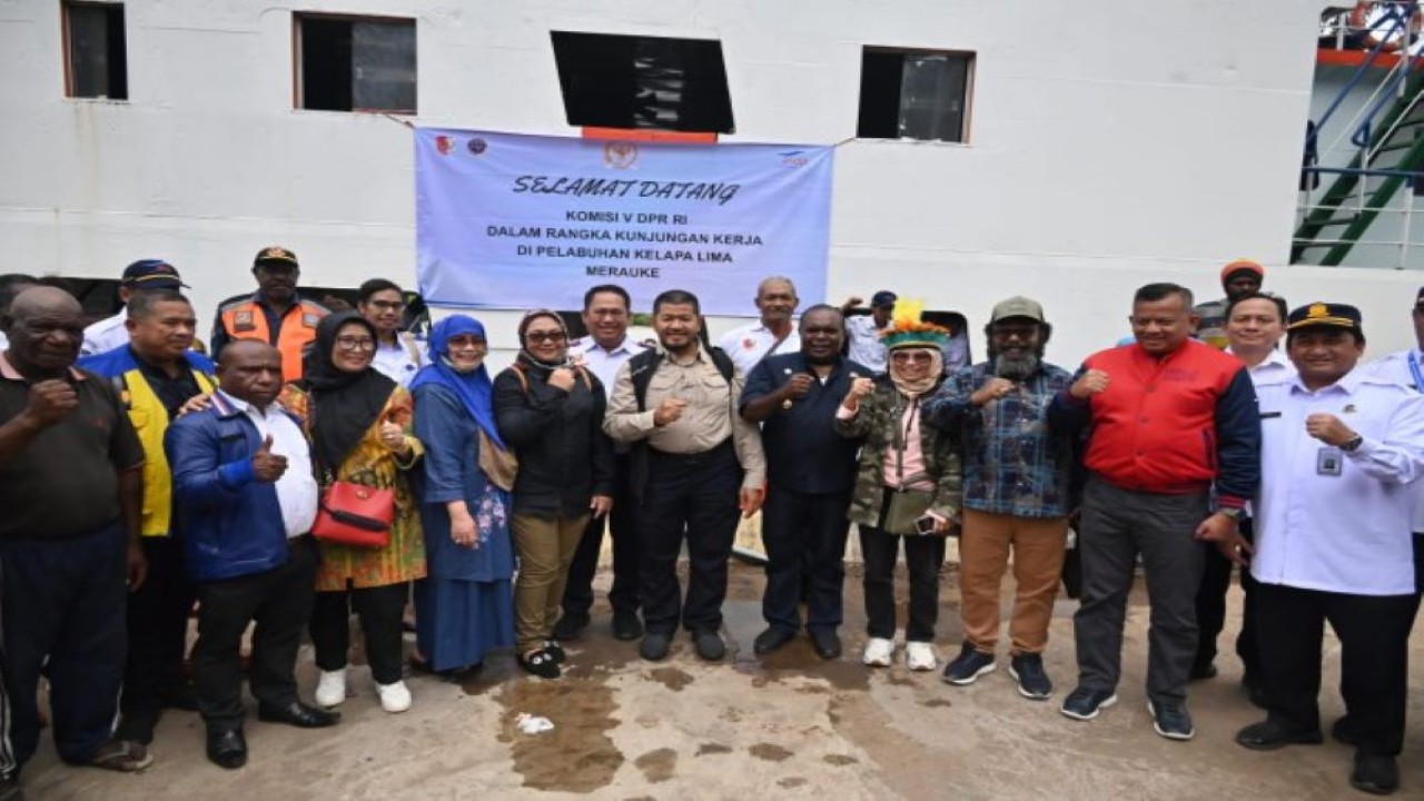 Wakil Ketua Komisi V DPR RI Roberth Rouw beserta rombongan saat foto bersama usai meninjau langsung Pelabuhan Laut Merauke dan Pelabuhan Kelapa Lima ke Daerah Otonomi Baru (DOB) Provinsi Papua Selatan, Jumat (17/2/2023). (Jiwa/nr)