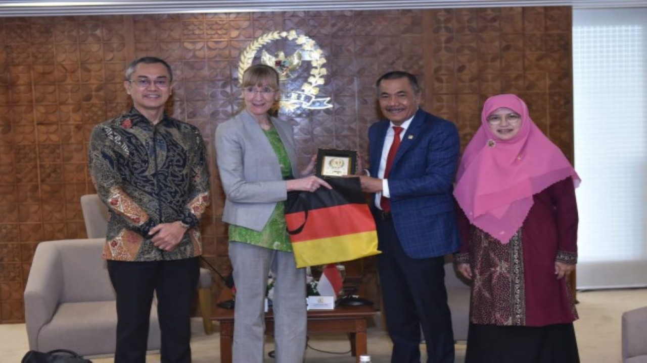 Ketua GKSB DPR RI-Parlemen Jerman Sarifuddin Sudding saat bertukar cenderamata usai menerima courtesy call Duta Besar Jerman Mrs. Ina Lepel. (Jaka/nr)