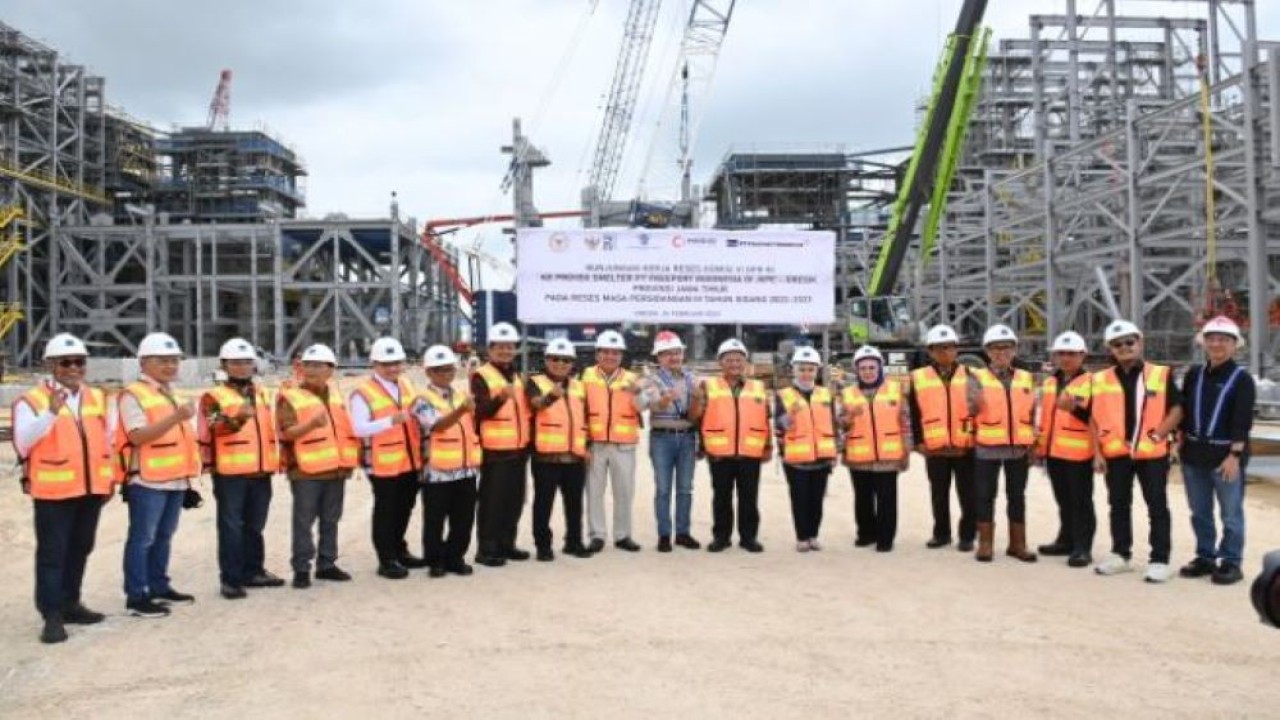 Wakil Ketua Komisi VI Sarmuji bersama rombongan Tim Kunker Komisi VI berfoto bersama usai meninjau pembangunan Manyar Smelter Freeport di Gresik, Jawa Timur, Jumat (24/2/2023). (Bianca/nr)