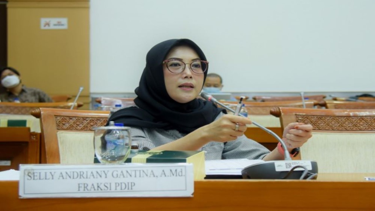 Anggota Komisi VIII DPR RI Selly Andriany dalam Rapat Dengar Pendapat (RDP) dengan jajaran Direksi Garuda Indonesia terkait komponen biaya penerbangan jamaah haji tahun 2023, Kamis (9/2/2023). (Runi/Man)