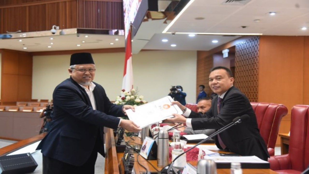 Wakil Ketua DPR RI Sufmi Dasco Ahmad menerima pandangan Fraksi PKS terhadap RUU tentang Kesehatan dalam Rapat Paripurna DPR RI Ke-16 Masa Persidangan III Tahun Sidang 2022-2023 dari Anggota DPR RI Ansory Siregar di Gedung Nusantara II, Senayan, Jakarta, Selasa (14/2/2023). (Arief/Man)