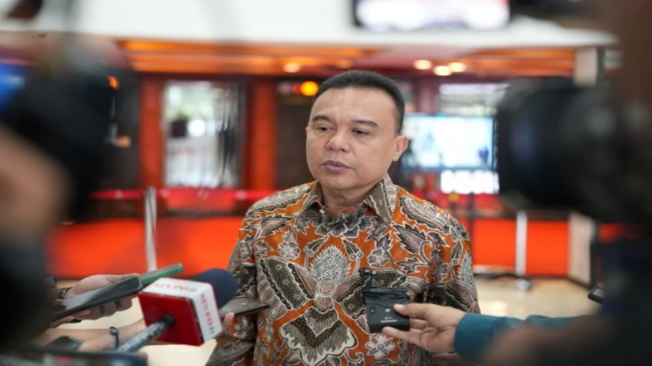 Wakil Ketua DPR RI Sufmi Dasco Ahmad dalam keterangan resminya saat diwawancarai oleh segenap awak media di selasar Gedung Nusantara III DPR RI, Senayan, Jakarta, Senin (27/2/2023). (Yoga/mr)