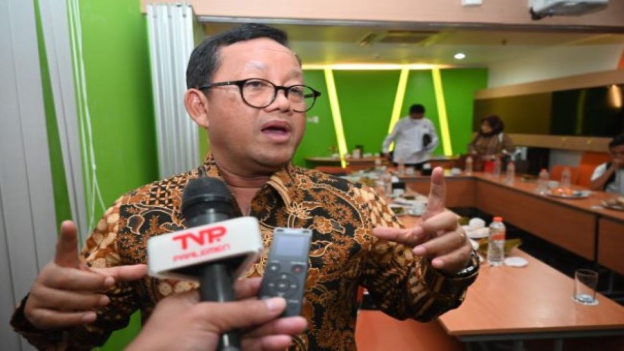 Ketua Komisi VII DPR RI Sugeng Suparwoto saat diwawancarai usai memimpin pertemuan dengan Direksi PT Semen Tonasa di Makassar, Sulawesi Selatan, Jumat (17/2/2023). (Husen/nr)