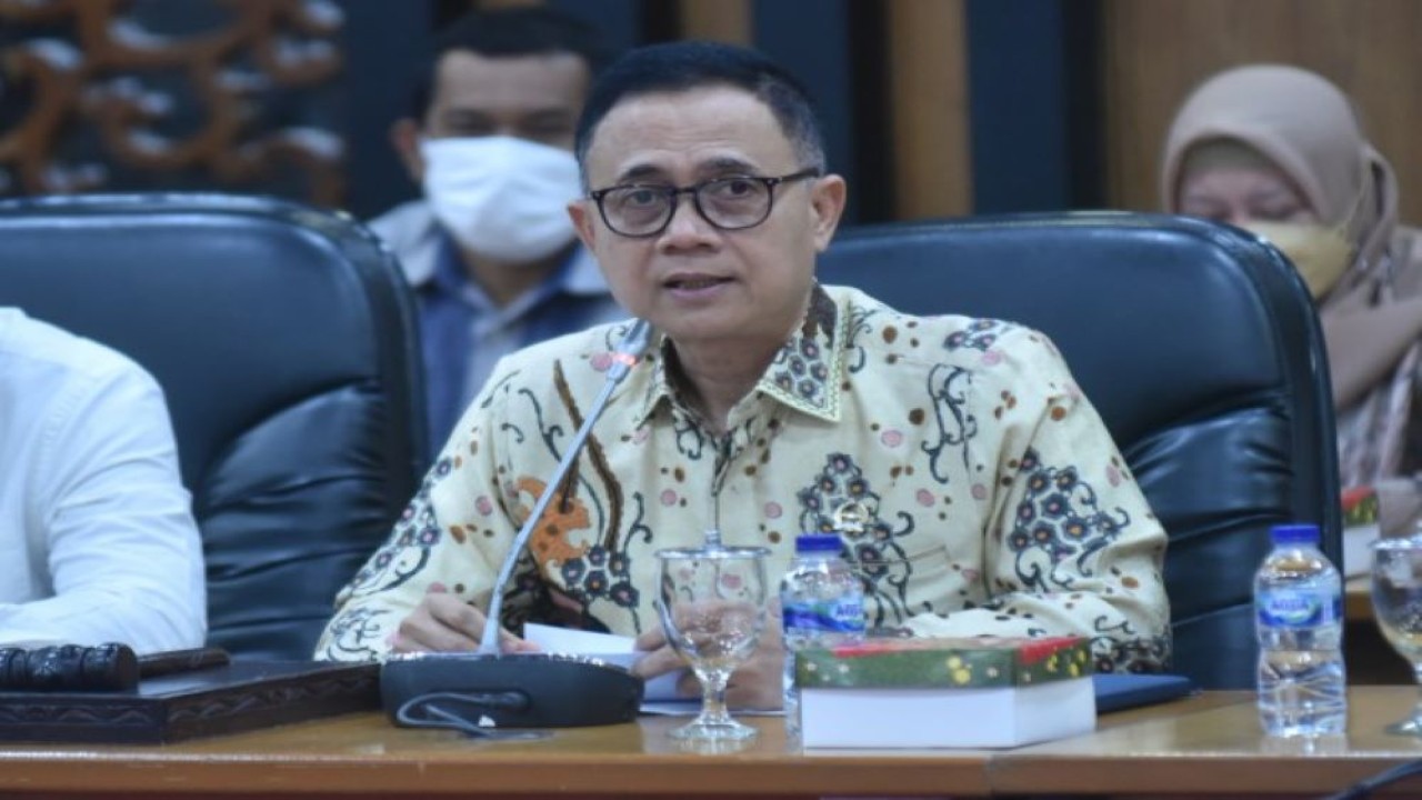 Deputi Bidang Administrasi Setjen DPR RI Sumariyandono saat sambutan Sosialisasi Pengenalan dan Penggunaan Katalog Elektronik (E-Katalog) di Gedung Nusantara II, DPR RI, Senayan, Jakarta, Selasa (7/2/2023). (Jaka/nr)