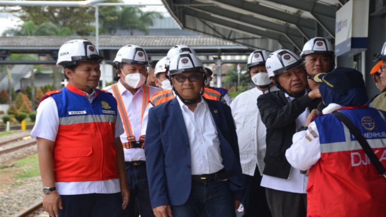 Ketua Tim Kunspik Komisi V DPR RI Syarief Abdullah Alkadrie saat peninjauan ke Stasiun Kereta Api Bandung dalam rangka kunjungan kerja spesifik di Bandung, Kamis (9/2/2023). (Bunga/nr)