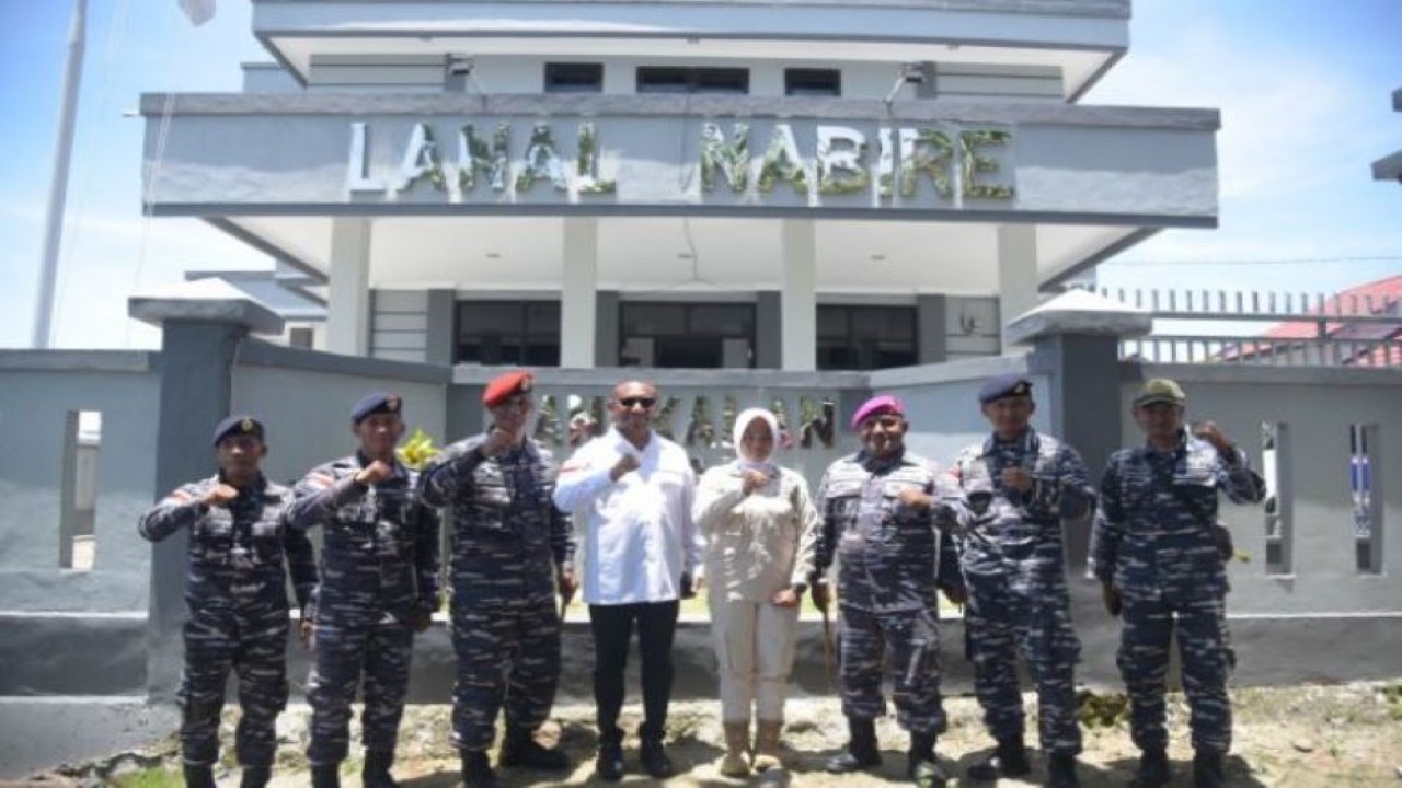 Anggota Komisi I DPR RI Yan Permenas Mandenas dalam fotobersama usai serap aspirasi dari TNI di Kabupaten Nabire, Provinsi Papua Tengah, Jumat, (24/2/2023). (Chasbi/nr)