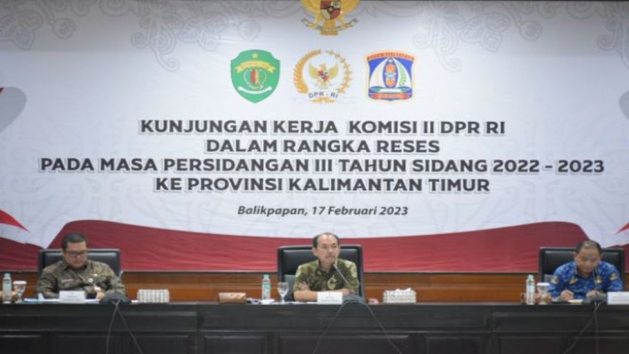 Wakil Ketua Komisi II DPR RI Yanuar Prihatin (tengah) saat memimpin pertemuan dengan pemerintah daerah Kalimantan Timur di Ruang Rapat Wali Kota Balikpapan, Jumat (17/02/2023). (Andri/nr)