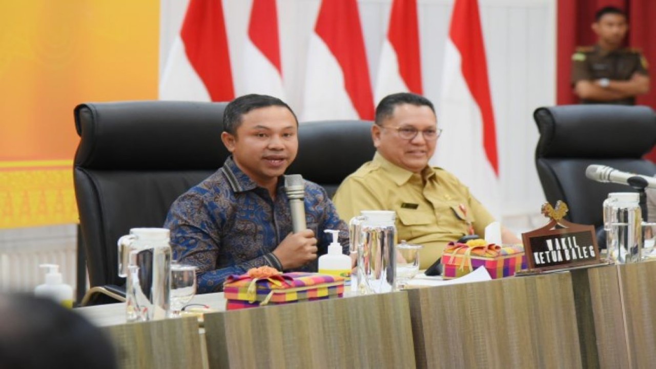 Wakil Ketua Baleg DPR RI Abdul Wahid (kiri) saat memimpin pertemuan Kunjungan Kerja Badan Legislasi (Baleg) DPR RI ke provinsi Riau, Selasa (21/3/2023). (Tiara/nr)