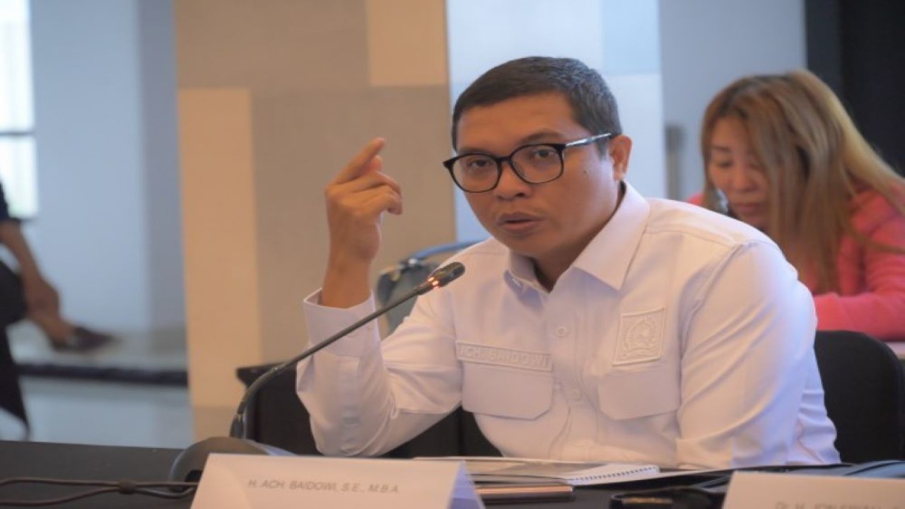 Anggota Komisi VI Achmad Baidowi saat mengikuti Kunjungan Kerja Spesifik Komisi VI dengan PT Pelindo di Pelabuhan Benoa, Bali, Sabtu petang, (25/03/2023). (Wilga/nr)