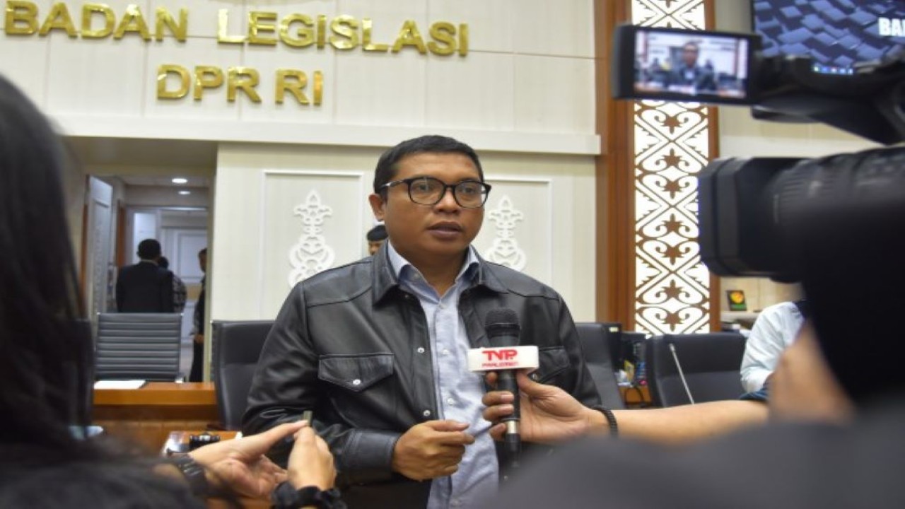 Ketua Panja pemantauan dan peninjauan terhadap UU Nomor 18 Tahun 2008 tentang Pengelolaan Sampah Achmad Baidowi usai memimpin rapat di ruang rapat Badan Legislasi (Baleg), Nusantara I, Senayan, Jakarta (29/3/2023). (Mu/Man)