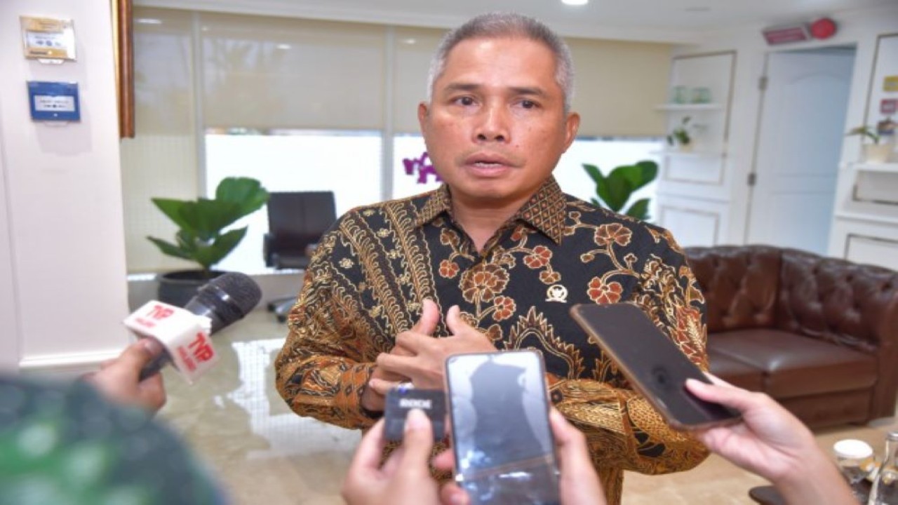 Wakil Ketua Badan Kerja Sama Antar Parlemen (BKSAP) DPR RI Achmad Hafisz Tohir usai menerima kunjungan kehormatan (courtesy call) Duta Besar Republik Indonesia Luar Biasa dan Berkuasa Penuh untuk Mozambik dan Malawi, Herry Sudrajat, yang digelar di Ruang Pimpinan BKSAP DPR RI, Senayan, Jakarta, Jumat (17/3/2023). (Mu/Man)