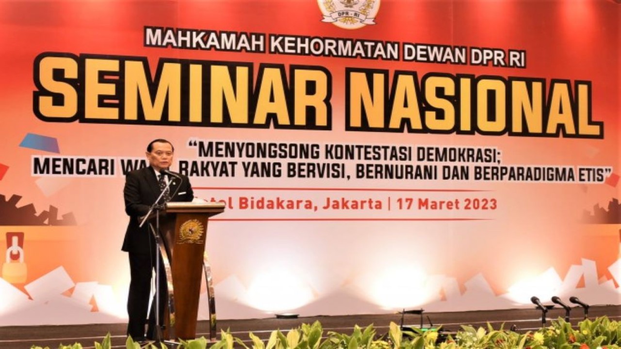 Ketua Mahkamah Kehormatan Dewan (MKD) DPR RI Adang Daradjatun saat membuka seminar MKD DPR RI bertajuk 'Menyongsong Kontestasi Demokrasi; Mencari Wakil Rakyat yang Bervisi, Bernurani dan Berparadigma Etis', di Jakarta, Jumat (17/3/2023). (Arief/Man)