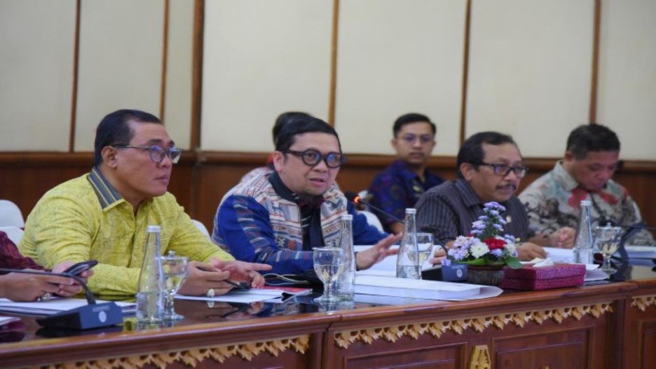 Ketua Komisi II DPR RI Ahmad Doli Kurnia saat memimpin Kunjungan Kerja Spesifik (Kunspik) Panja RUU tentang Provinsi Bali Komisi II DPR RI, di Kantor Gubernur Provinsi Bali, Minggu (19/3/2023). (Tiara/Man)