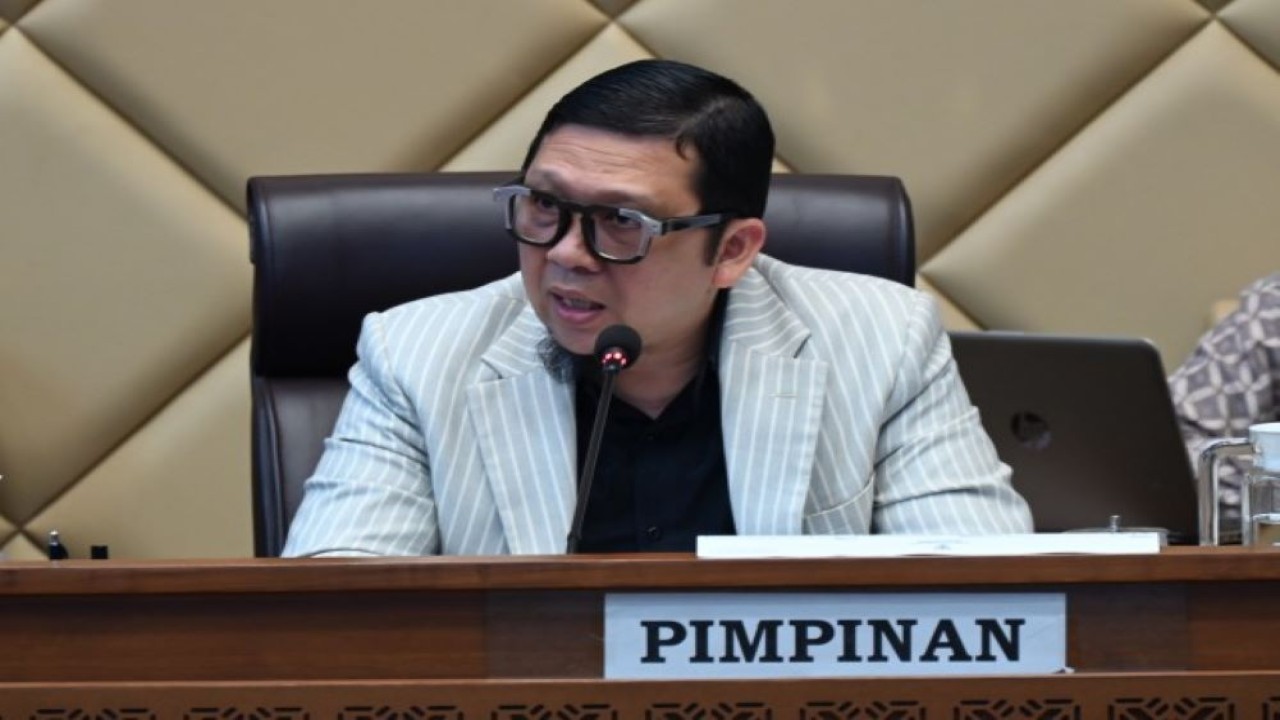 Ketua Komisi II DPR RI Ahmad Doli Kurnia Tandjung saat memimpin Rapat Kerja Komisi II dengan KPU, Bawaslu RI, dan DKPP di Ruang Rapat Komisi II, Gedung Nusantara, DPR RI, Senayan, Jakarta, Rabu (15/3/2023). (Mentari/nr)