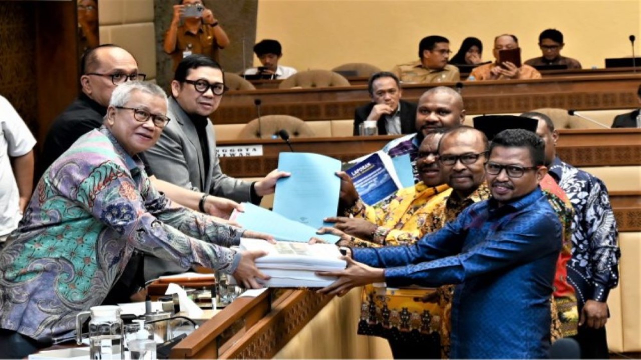 Ketua Komisi II DPR RI Ahmad Doli Kurnia saat rapat kerja Komisi II dengan Menteri Dalam Negeri terkait pembentukan empat DOB (DOB) di Tanah Papua, yakni Provinsi Papua Selatan, Provinsi Papua Pegunungan, Provinsi Papua Barat Daya, dan Provinsi Papua Tengah di ruang rapat Komisi II DPR RI, Senayan, Jakarta, Senin (20/3/2023). (Tari/Man)