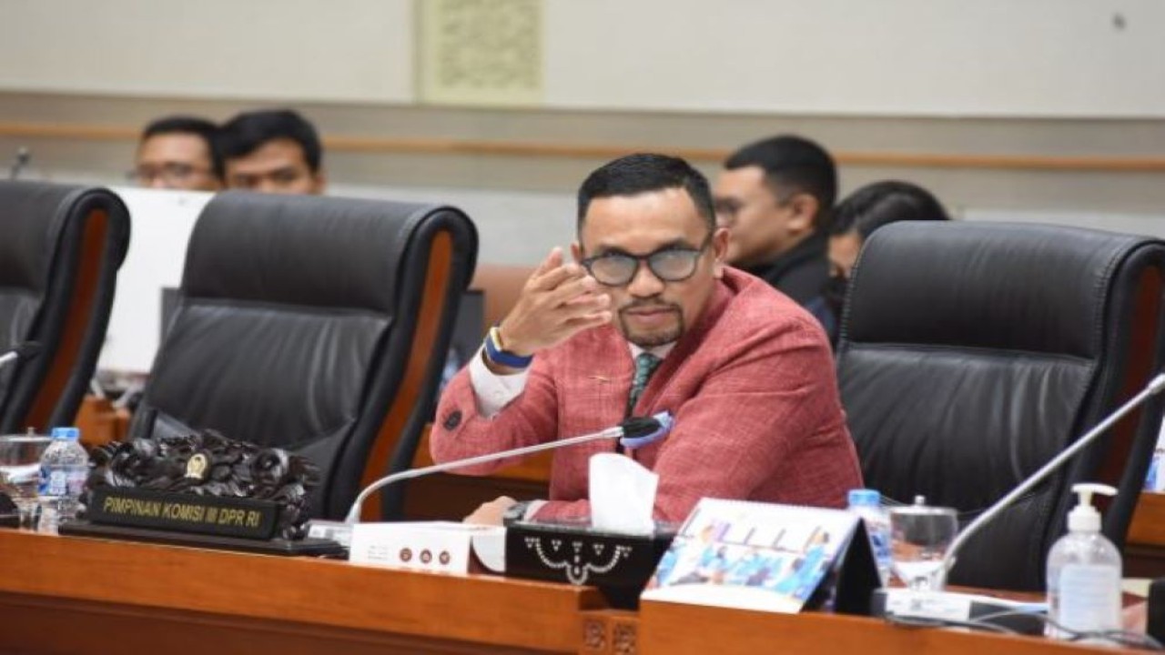 Wakil Ketua Komisi III DPR RI Ahmad Sahroni saat memimpin Rapat Kerja bersama Pusat Pelaporan dan Analisis Transaksi Keauangan (PPATK) Pusat Pelaporan dan Analisis Transaksi Keuangan di Ruang Rapat Komisi III DPR RI, Selasa (21/3/2023). (Arief/mr)