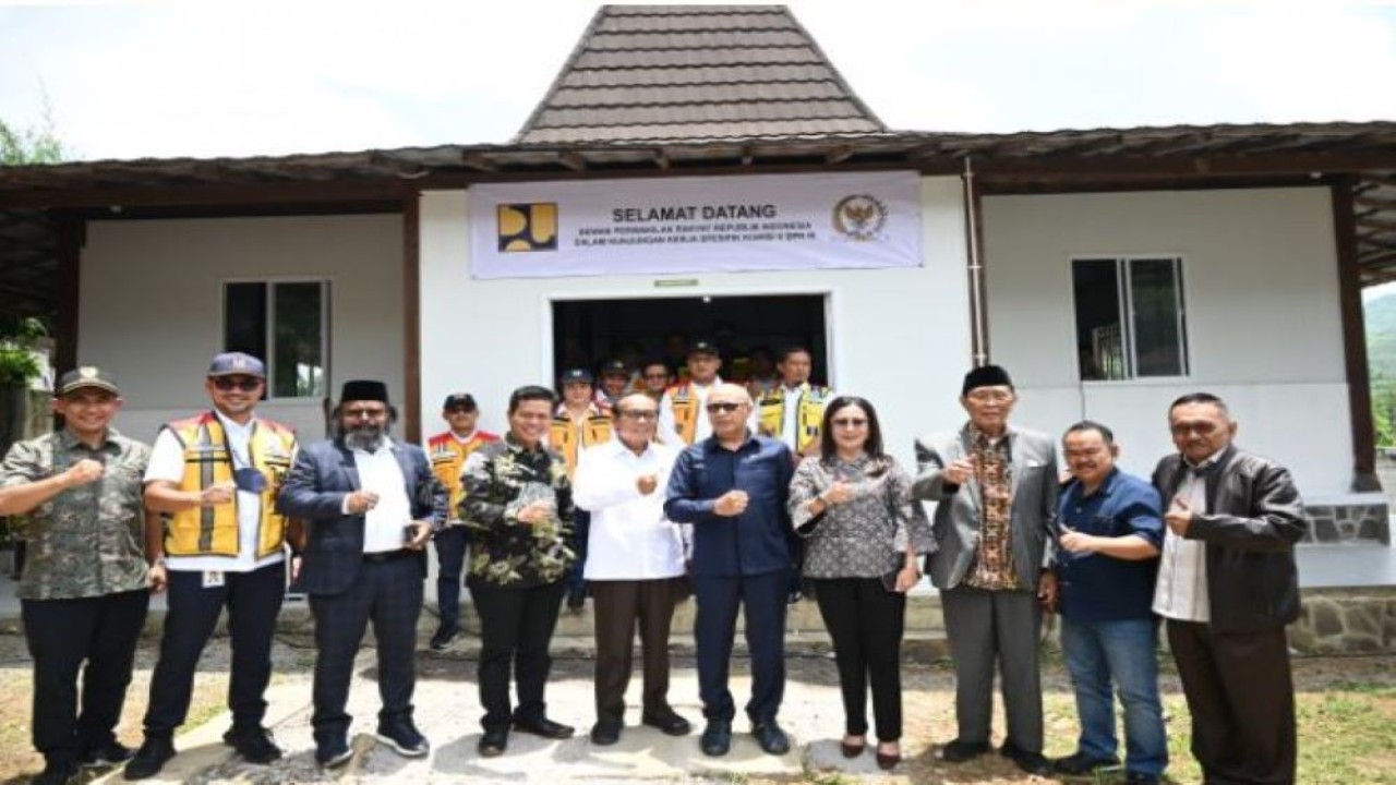 Ketua Tim Kunspek Anang Susanto foto bersama usai memimpin pertemuan Kunspik di kantor Direksi keet HK-BAP Kabupaten Pasirjambu, Kabupaten Bandung, Kamis (16/3/2023). (Tari/Man)