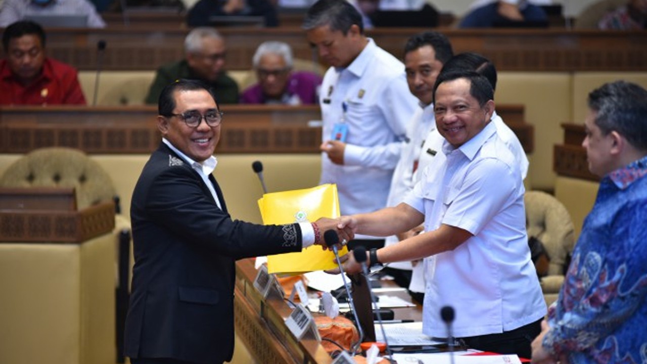 Anggota Komisi II DPR RI A. A. Bagus Adhi Mahendra Putra memberikan tanggapan fraksinya terkait RUU tentang Delapan Provinsi ke rapat paripurna untuk disahkan menjadi Undang-Undang (UU) saat Rapat Kerja tingkat satu dengan Mendagri, Menkeu. Bappenas, Menkumham, dan Komite I DPD RI di Gedung Nusantara, Jakarta, Rabu (29/3/2023). Foto : Eno/Man