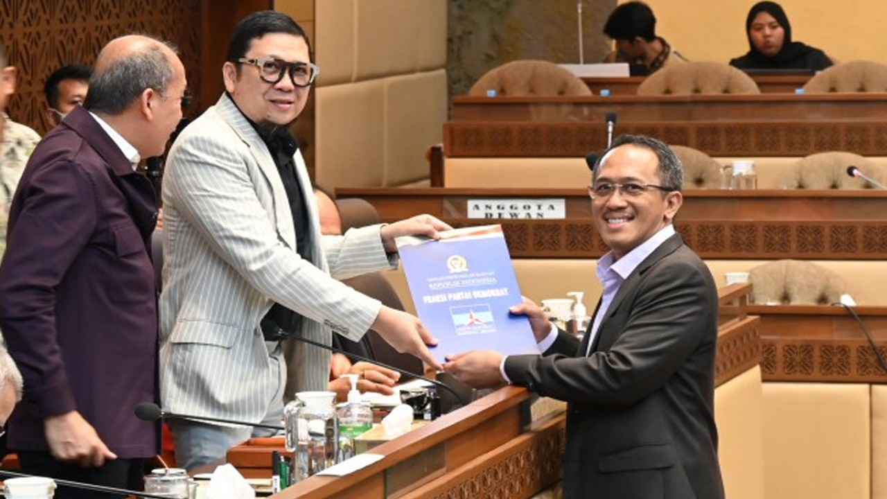 Anggota Komisi II DPR RI Wahyu Sanjaya saat menyerahkan pandangan F-Partai Demokrat di Gedung Nusantara, Jakarta, Rabu (15/3/2023). Foto: Mentari/nr