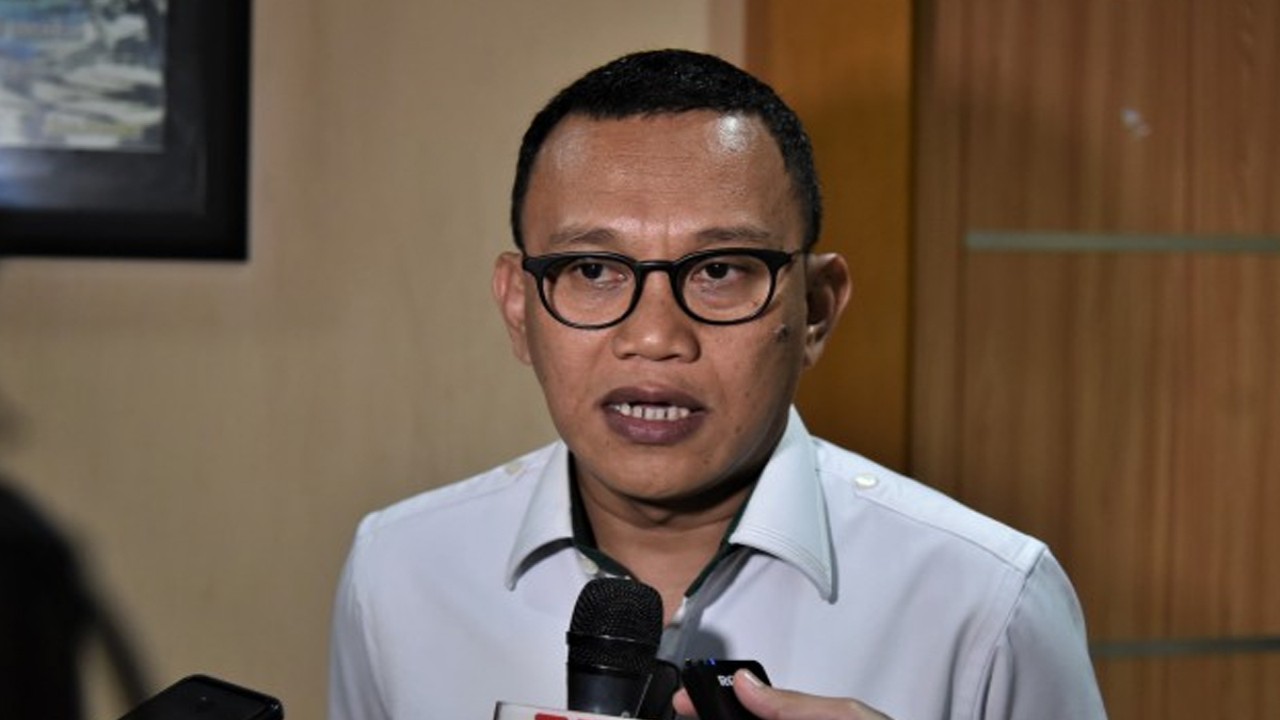 Anggota Komisi VII DPR RI Abdul Kadir Karding saat meninjau Depo Pertamina Plumpang, Jakarta, Selasa (7/3/2023). Foto: Oji/Man