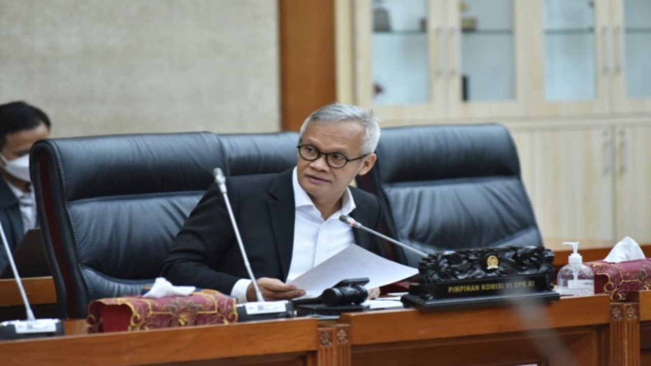 Wakil Ketua Komisi VI DPR RI Aria Bima saat memimpin Rapat Dengar Pendapat Umum (RDPU) Panja Komoditas dengan Ekonom, Faisal Basri di ruang rapat Komisi VI DPR, Senayan, Jakarta, Kamis (30/3/2023). (Oji/nr)