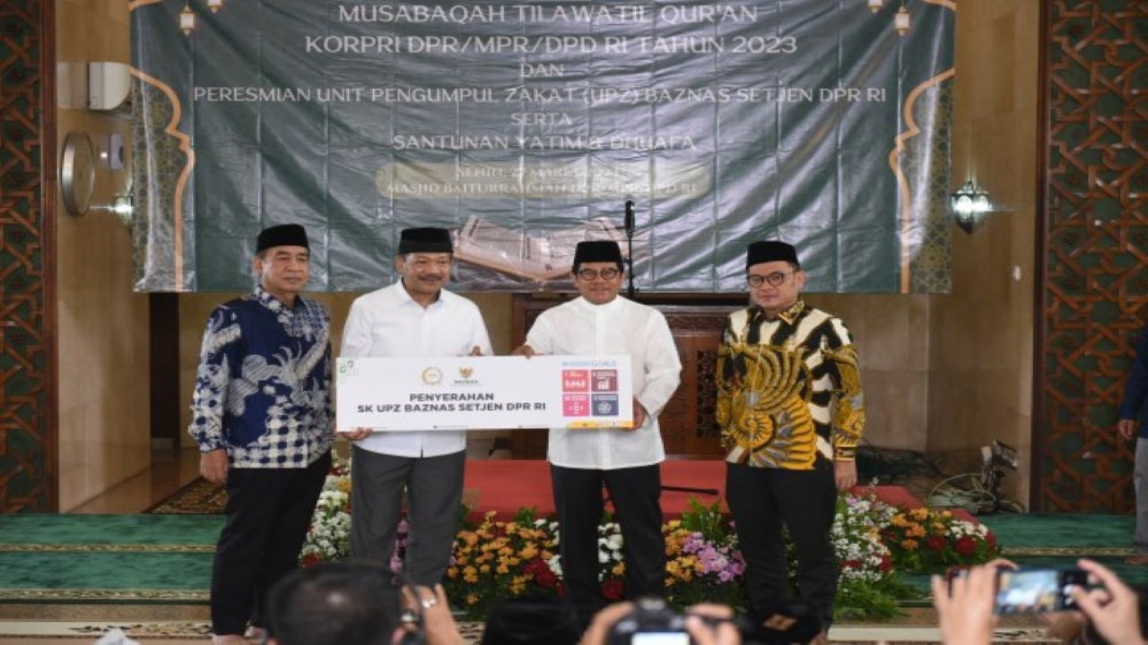 Ketua Komisi VIII DPR RI Ashabul Kahfi (Batik Biru) didampingi oleh Wakil Ketua Komisi VIII DPR RI Ace Hasan Syadzily (Batik Coklat), dan Sekretaris Jendral DPR RI Indra Iskandar (kedua dari kanan) menyerahkan SK Unit Pengelolaan Zakat (UPZ)  Setjen DPR RI kepada Ketua BAZNAS RI Noor Achmad (kedua dari kiri), yang berlangsung di Masjid Baiturrahman Komplek Parlemen, Senayan, Jakarta. Senin (27/3/2023) pagi. (Jaka/mr)