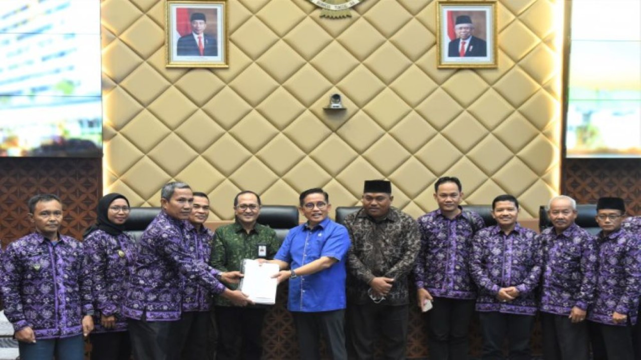 Anggota Komisi V DPR RI H. Bakri usai menerima audiensi Forum Komunikasi Kepala Desa (FKKD) yang digelar di Ruang Rapat Komisi V, Gedung Nusantara DPR RI, Senayan, Jakarta, Kamis (9/3/2023). (Jaka/Man)