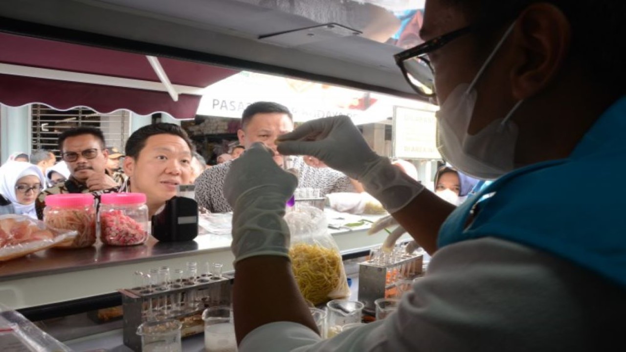 Wakil Ketua Komisi IX DPR RI Charles Honoris saat memimpin Kunjungan Kerja Spesifik (Kunspik) ke Pasar Peterongan guna melakukan Inspeksi Mendadak (Sidak) dalam rangka mengambil sampel beberapa bahan pangan oleh Badan Pengawasan Obat dan Makanan (BPOM),Kota Semarang, Jawa Tengah, Rabu (29/3/2023). (Nadhen/mr