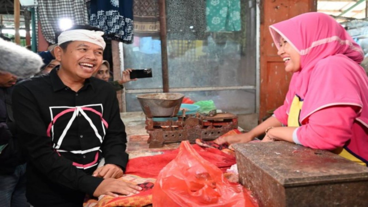 Wakil Ketua Komisi IV, Dedi Mulyadi saat melakukan Inspeksi Mendadak (Sidak) ke Pasar Bulakamba Brebes dalam rangka kunjungan kerja Komisi IV DPR RI. (Shane/nr)