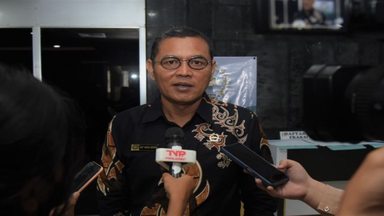 Kepala Biro Sumber Daya Manusia Aparatur (SDMA) Sekretariat Jenderal (Setjen) DPR RI Asep Ahmad Saefulloh usai hadir sebagai pemateri dalam Orientasi TA DPR RI yang digelar di Ruang Rapat KK II, Gedung Nusantara DPR RI, Senayan, Jakarta, Kamis (16/3/2023). (Runi/Man)