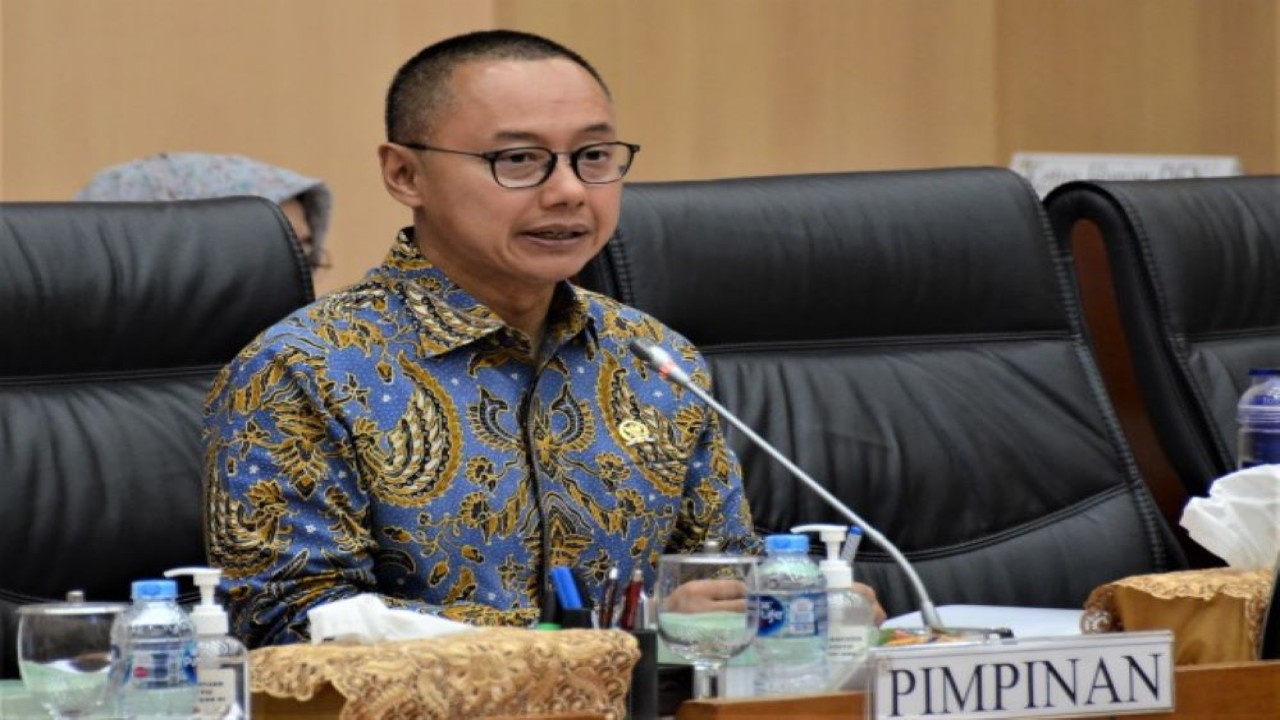 Wakil Ketua Komisi VII DPR RI dari Fraksi Partai Amanat Nasional (PAN) Eddy Soeparno saat memimpin Rapat Kerja Komisi VII DPR dengan Menteri Energi dan Sumber daya Mineral di Senayan, Jakarta, Senin (20/3/2023). (Oji/Man)