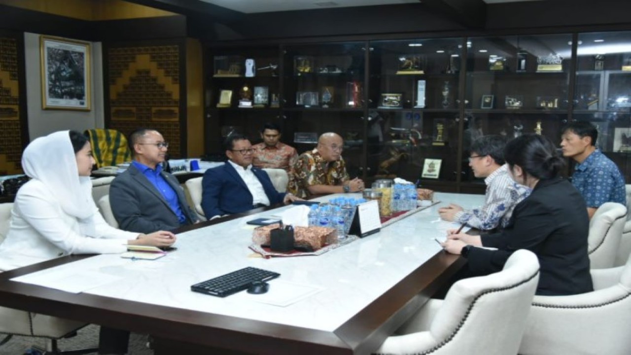 Wakil Ketua Komisi VII DPR RI Eddy Soeparno didampingi Ketua Komisi VII Sugeng Suparwoto, Wakil Ketua Komisi VII Dony Maryadi Oekon dan Anggota Komisi VII DPR RI Dyah Roro Esti menerima courtesy call dengan Mr Park Soon Deok Deputy Chief of Mission Kedutaan Republik Korea untuk Indonesia di ruang tamu Pimpinan Komisi VII DPR RI, Senayan, Jakarta (28/3/2023). (Oji/Man)