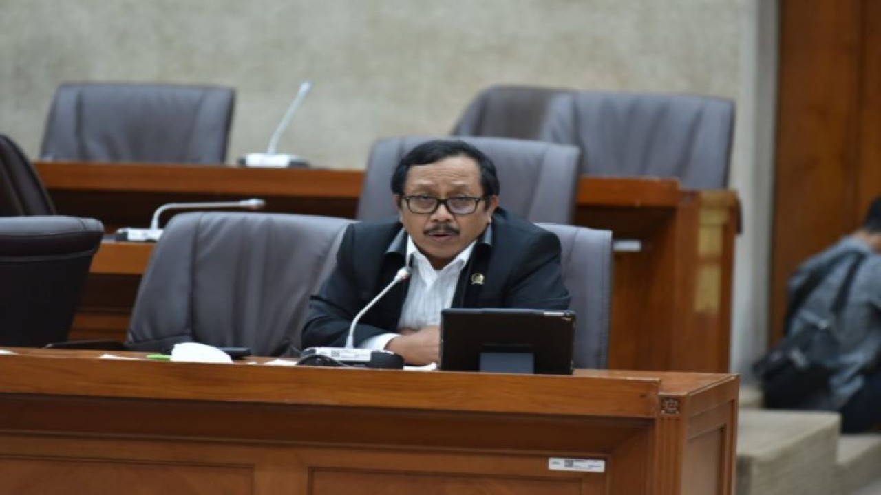 Anggota Komisi VI DPR RI Endro Suswantoro Yahman saat mengikuti Rapat Dengar Pendapat Komisi VI dengan PT KAI, PT KCI, dan INKA, di Gedung Nusantara I, DPR RI, Senayan, Jakarta, Senin (27/3/2023). (Oji/nr)